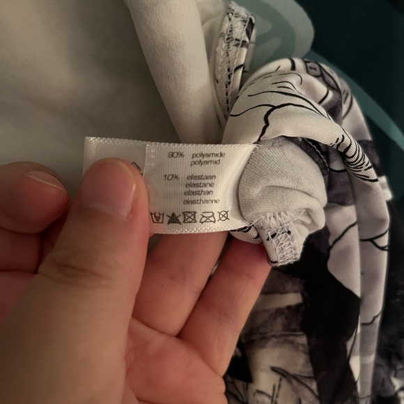 Beach life illustrated one piece - Picture 5 of 5